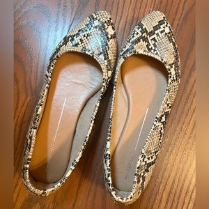 Report snake pattern flats